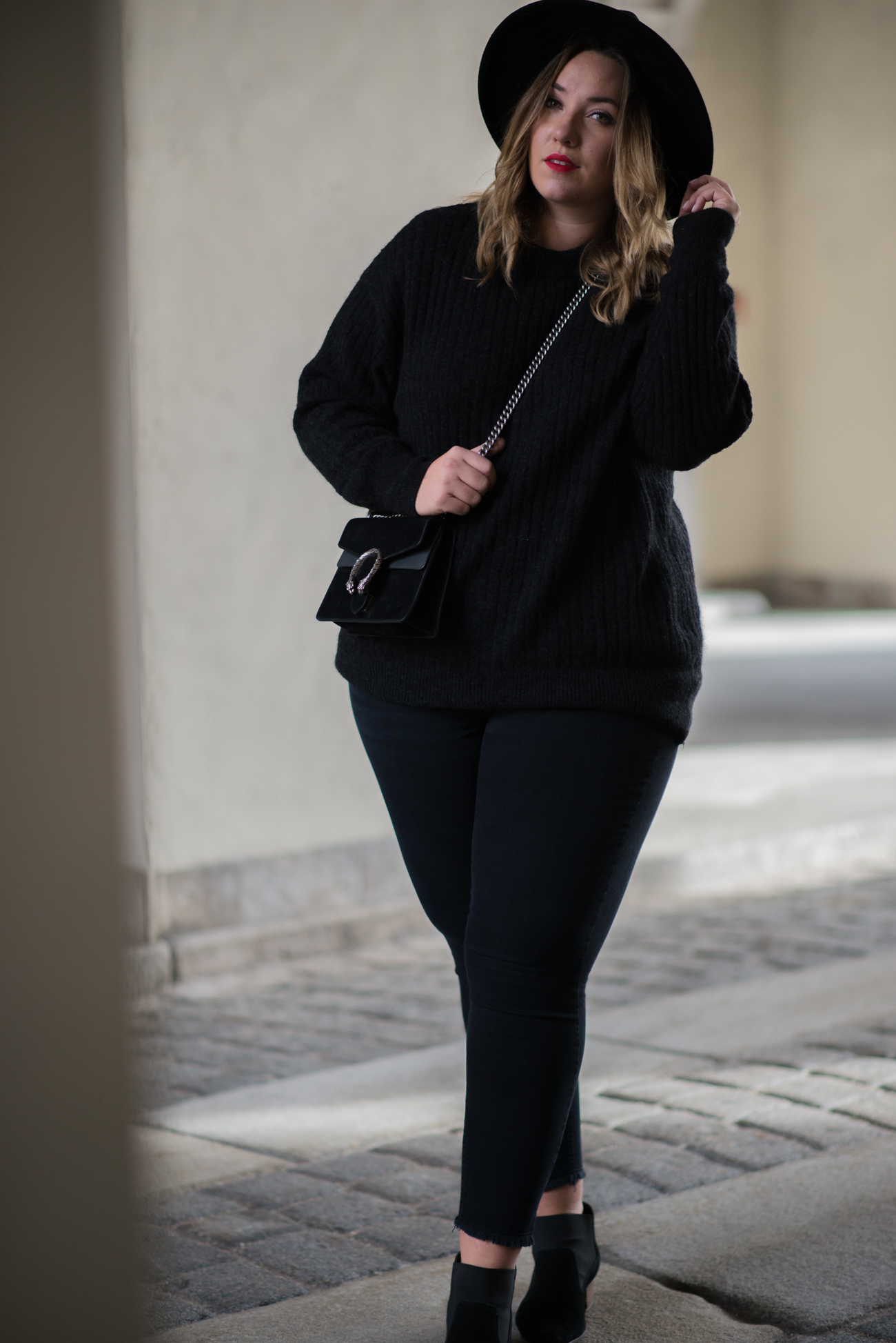 the-skinny-and-the-curvy-one_ms-wunderbar_curvy_plussize-blogger_plus-size-blog-deutschland_curve-blogger_all-black_gucci-dionysus_gucci-dionysus-black-velour-2-von-27