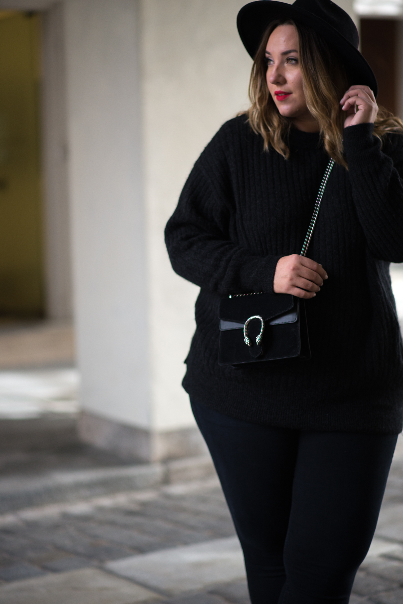 the-skinny-and-the-curvy-one_ms-wunderbar_curvy_plussize-blogger_plus-size-blog-deutschland_curve-blogger_all-black_gucci-dionysus_gucci-dionysus-black-velour-23-von-27