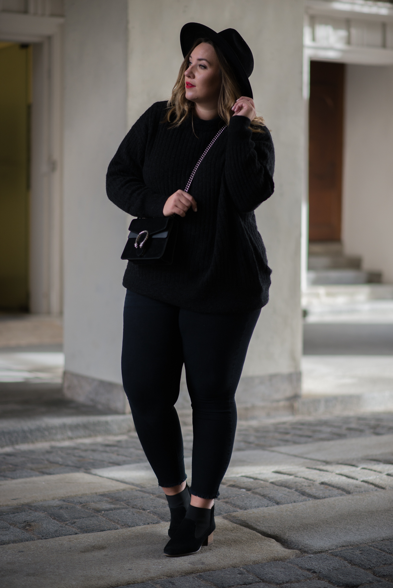 the-skinny-and-the-curvy-one_ms-wunderbar_curvy_plussize-blogger_plus-size-blog-deutschland_curve-blogger_all-black_gucci-dionysus_gucci-dionysus-black-velour-6-von-27
