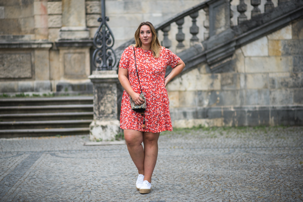 Rotes Kleid_Superga_Asos_Flower Dress_The Skinny and the Curvy One_Fashionblogger_love (18 von 30)