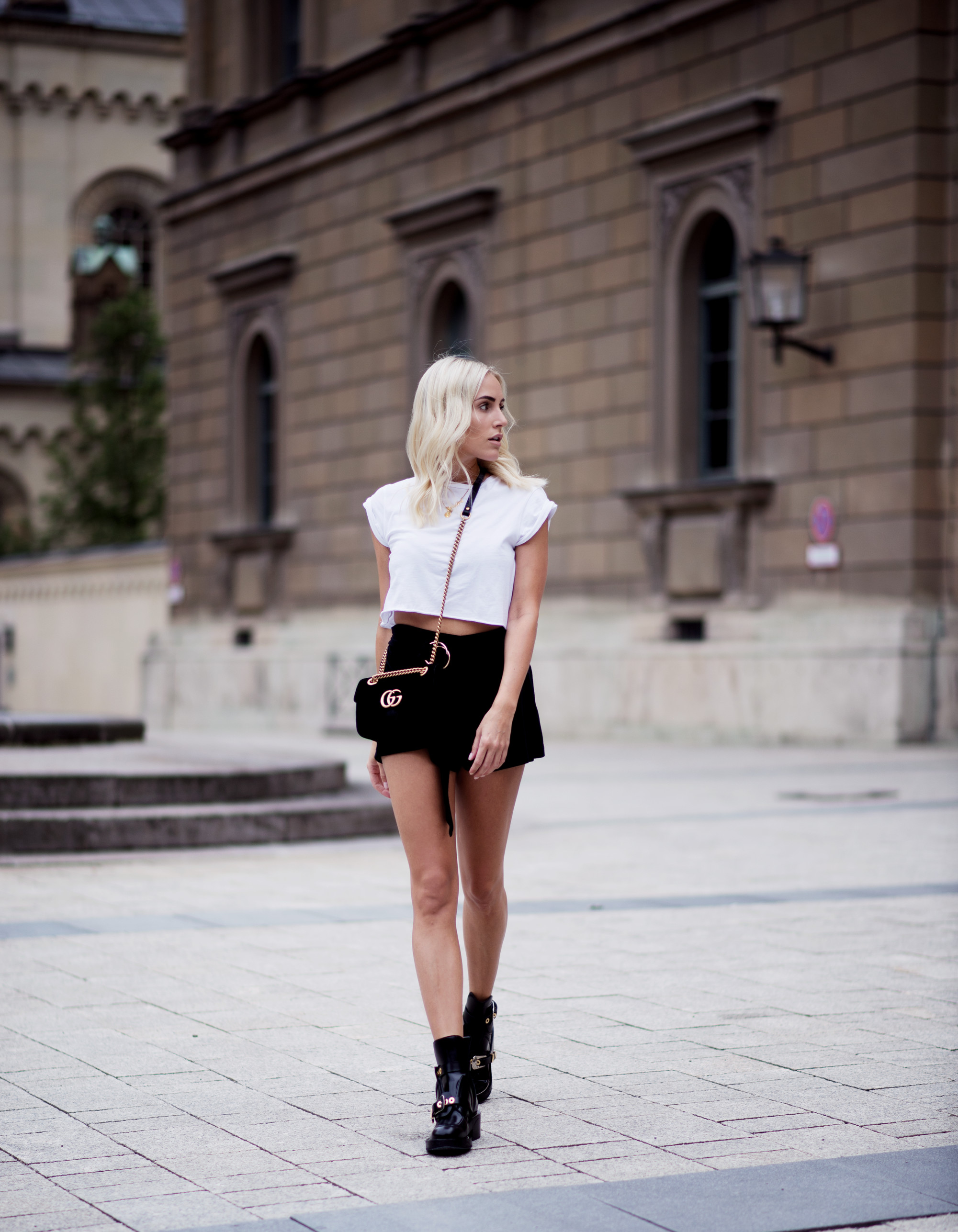 Fashion-Blogger-Munich-Gucci-Balenciaga-Velvet-Shorts-Sequinsophia-1-DSC_1118